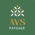 Logo AVS Paysage sur fond vert-de-gris : motif floral blanc et or, texte « AVS » doré et « PAYSAGE » blanc.